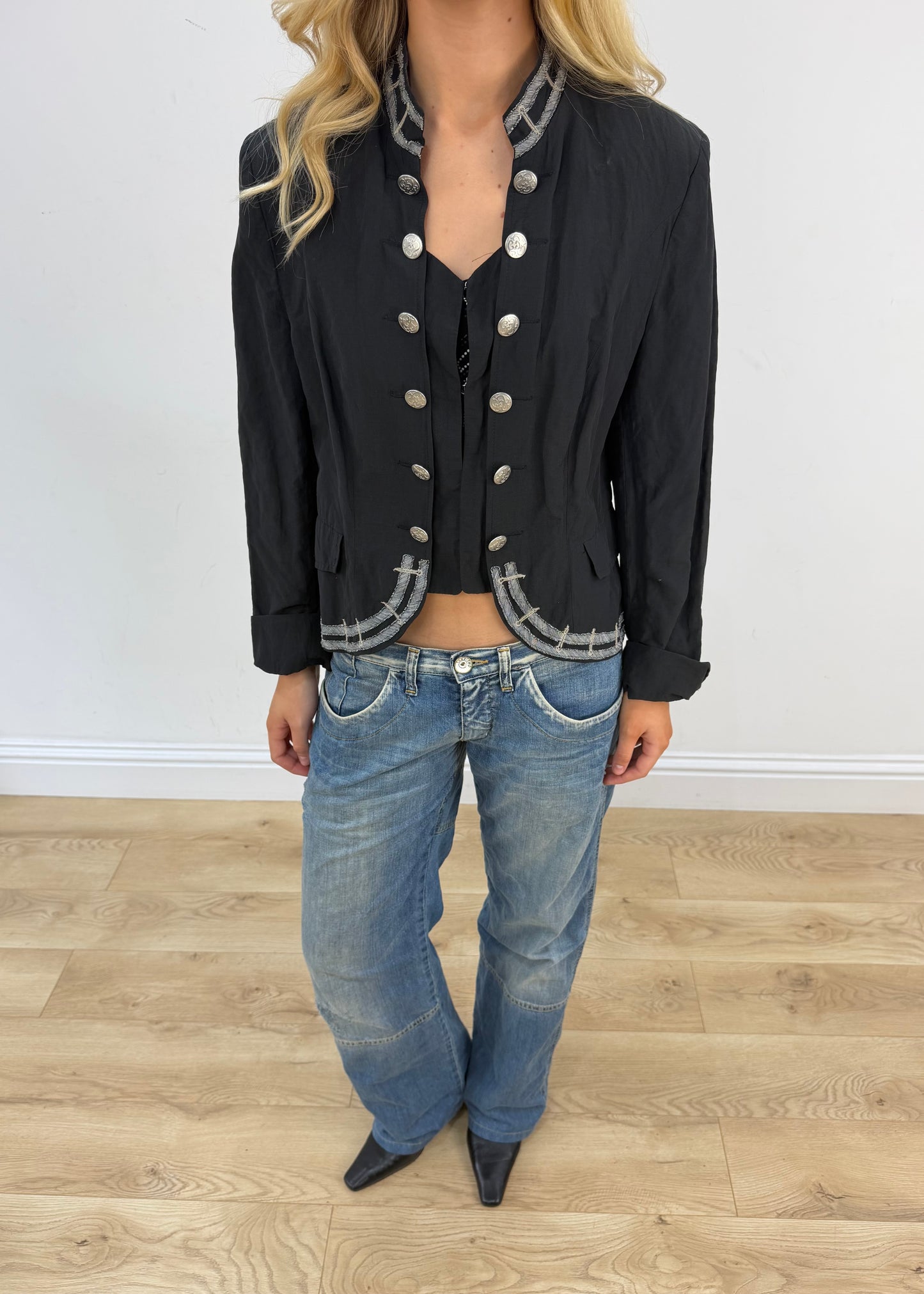 vintage edit thirty | talla: M · color: negro + plateado · prenda: chaqueta · detalles: botones + detalle