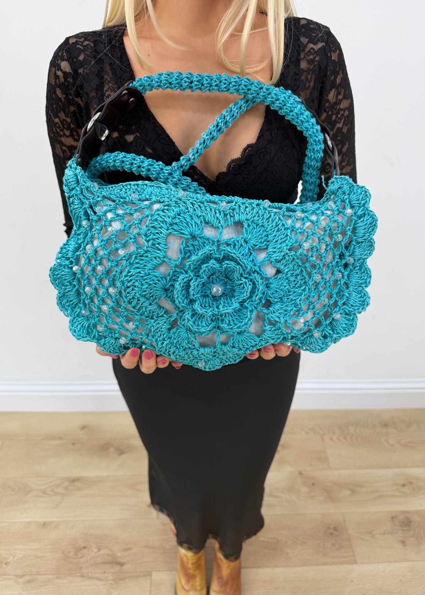 turquoise crochet flower shoulder bag detail view