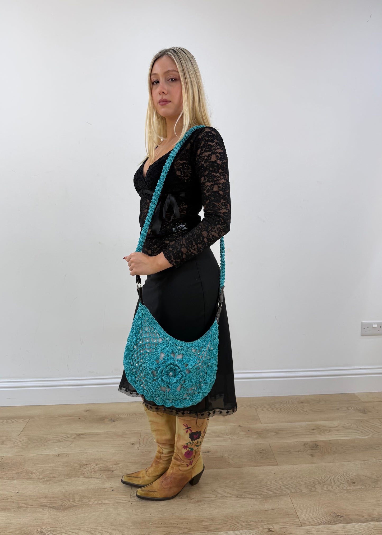turquoise crochet flower shoulder bag detail view