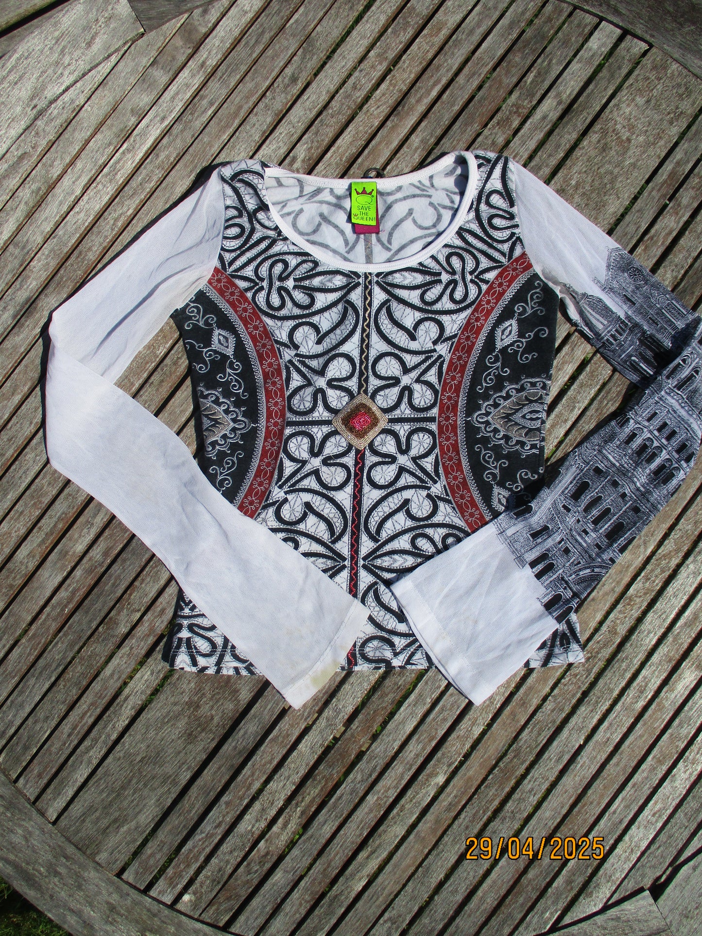 vintage edit twenty | medium white and black save the queen graphic long sleeve top