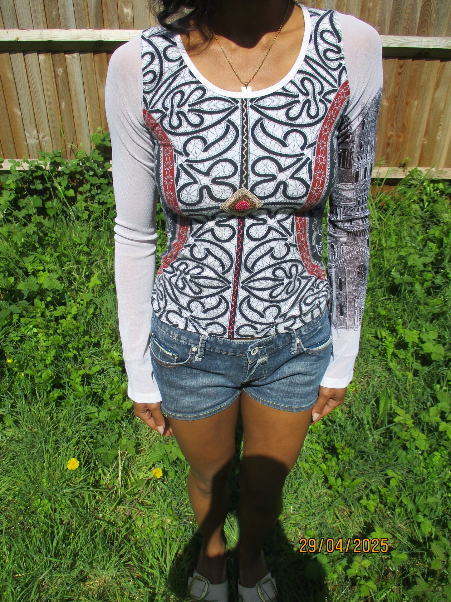 vintage edit twenty | medium white and black save the queen graphic long sleeve top