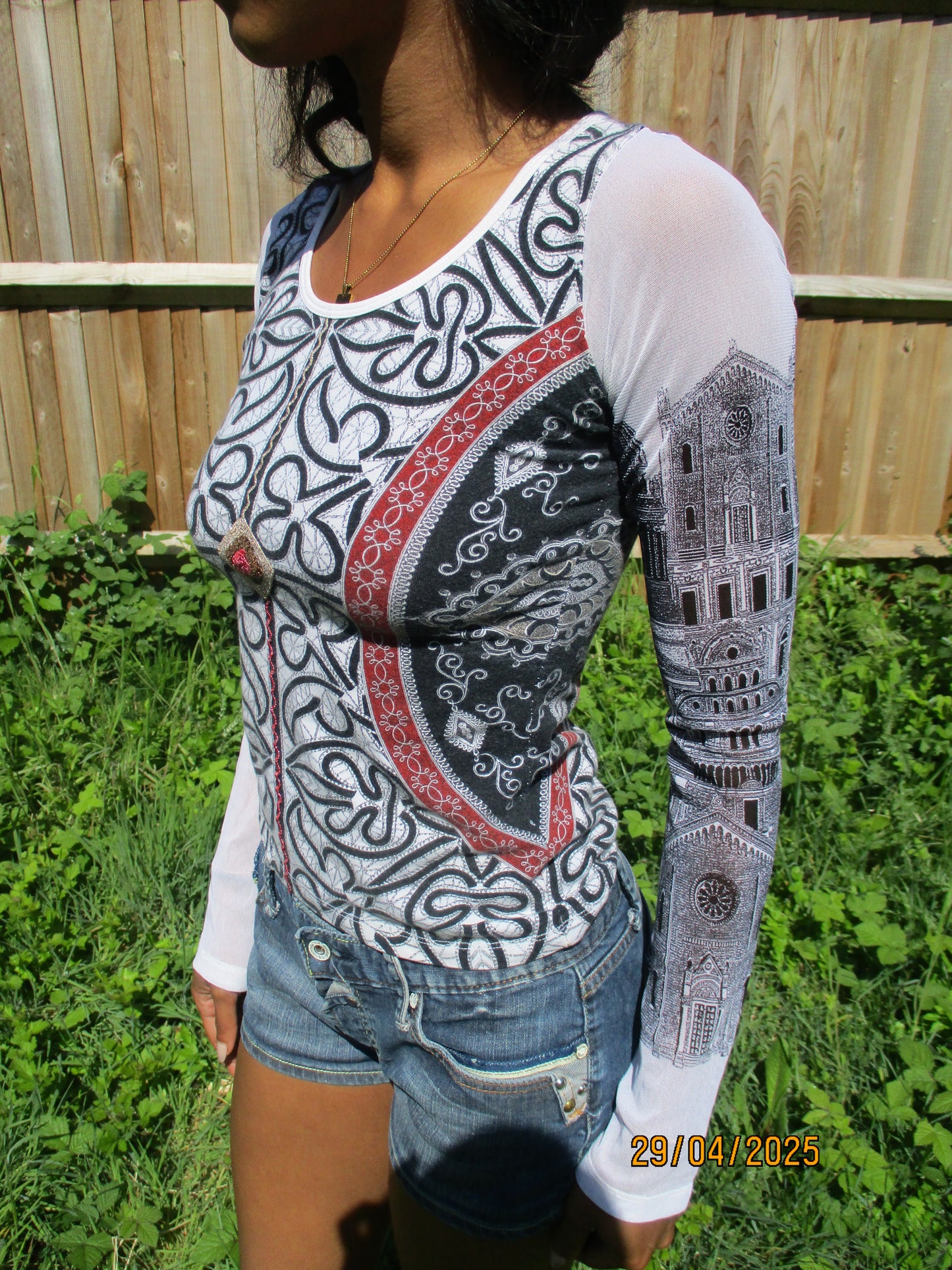 vintage edit twenty | medium white and black save the queen graphic long sleeve top