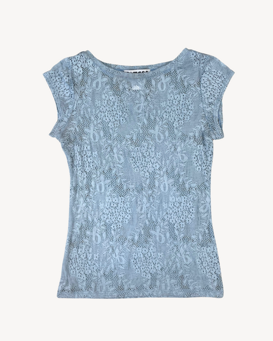 haut lacy en bleu ciel