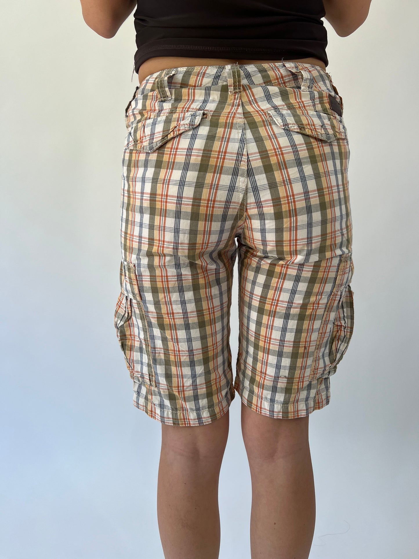 aquamarine drop | medium beige plaid cargo long shorts