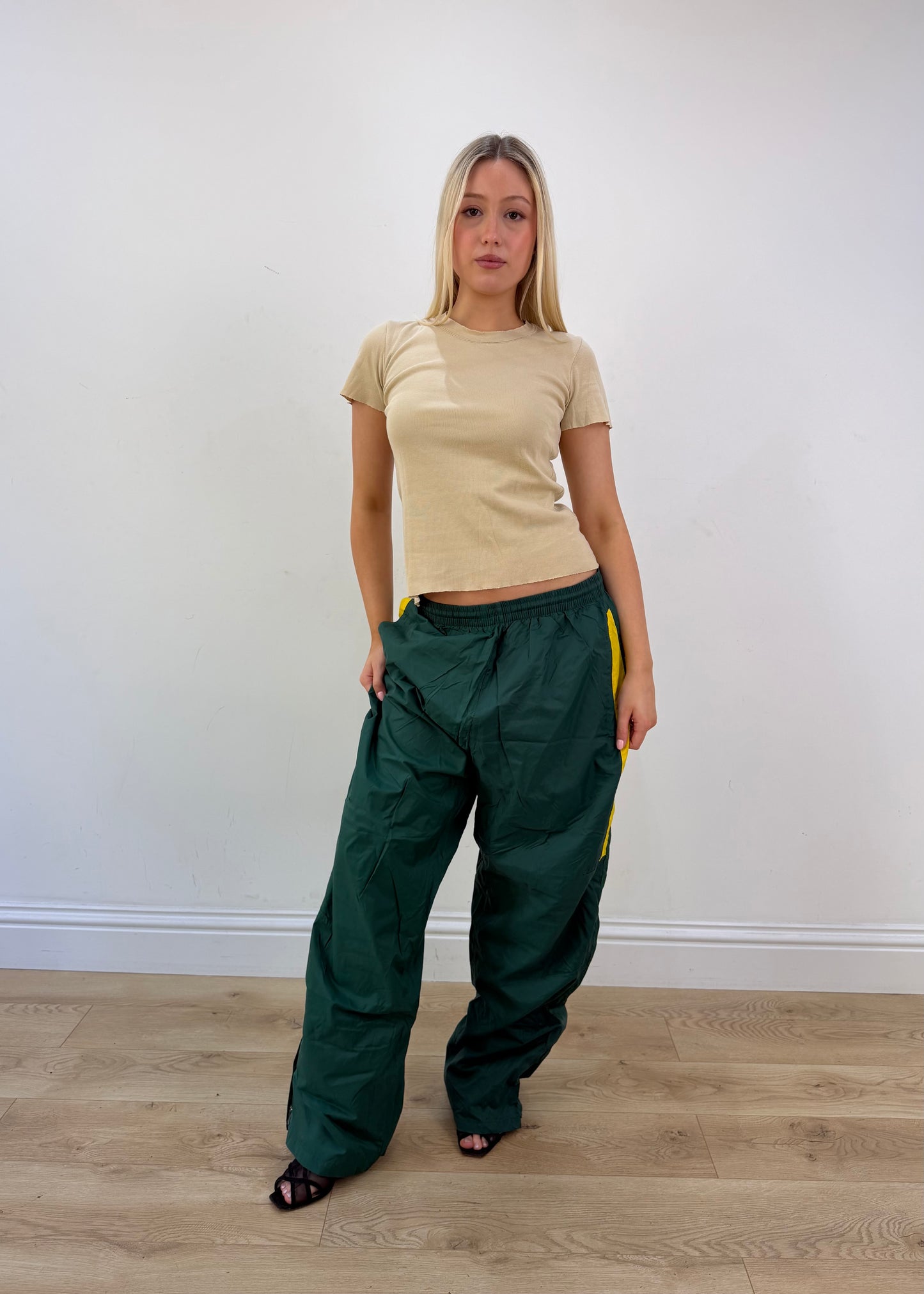 small green cargo trousers full outfit