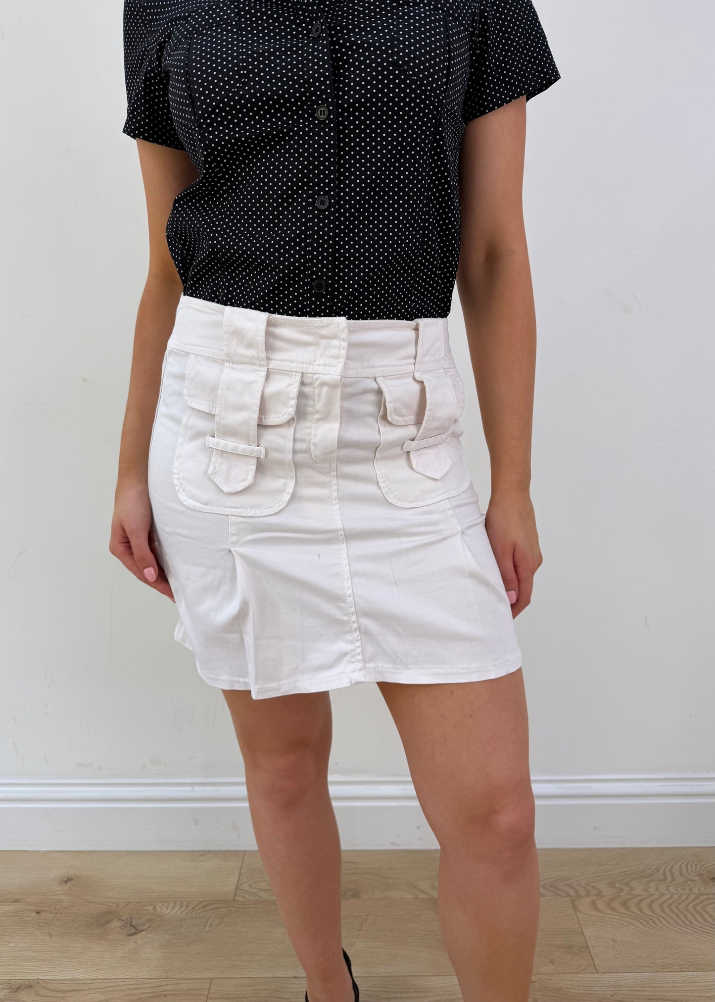 Small cream mini skirt with pocket details