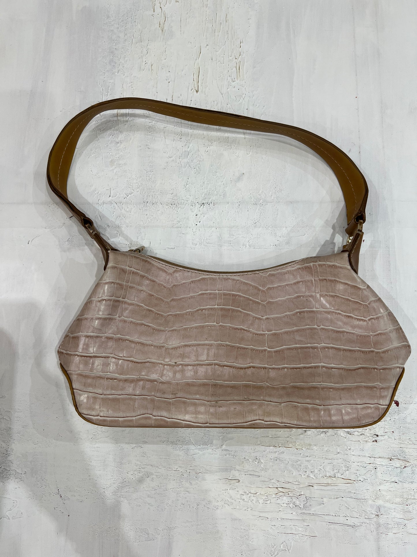one size beige croc-effect shoulder bag flatlay