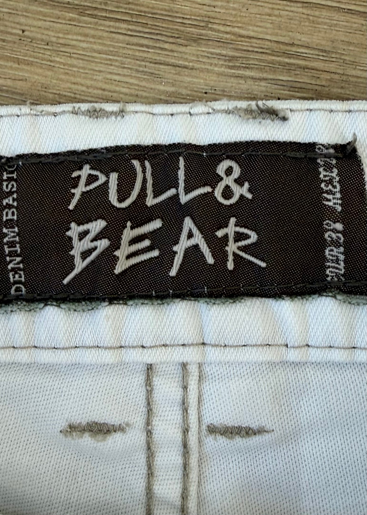 Small white old label Pull & Bear mini skirt