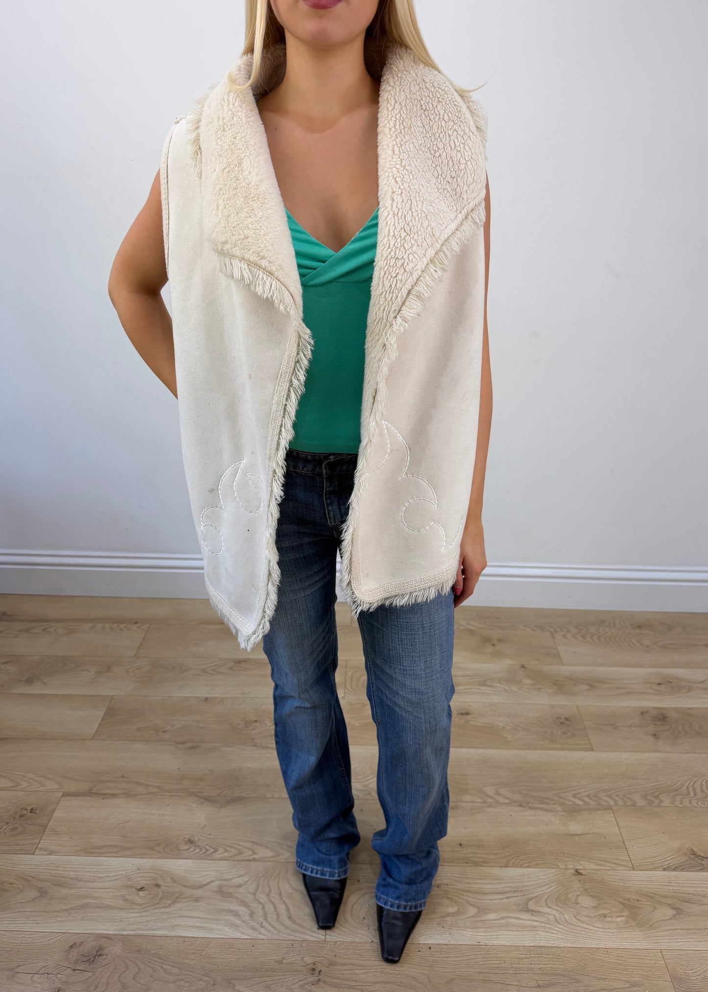 medium white faux fur gilet photo 4