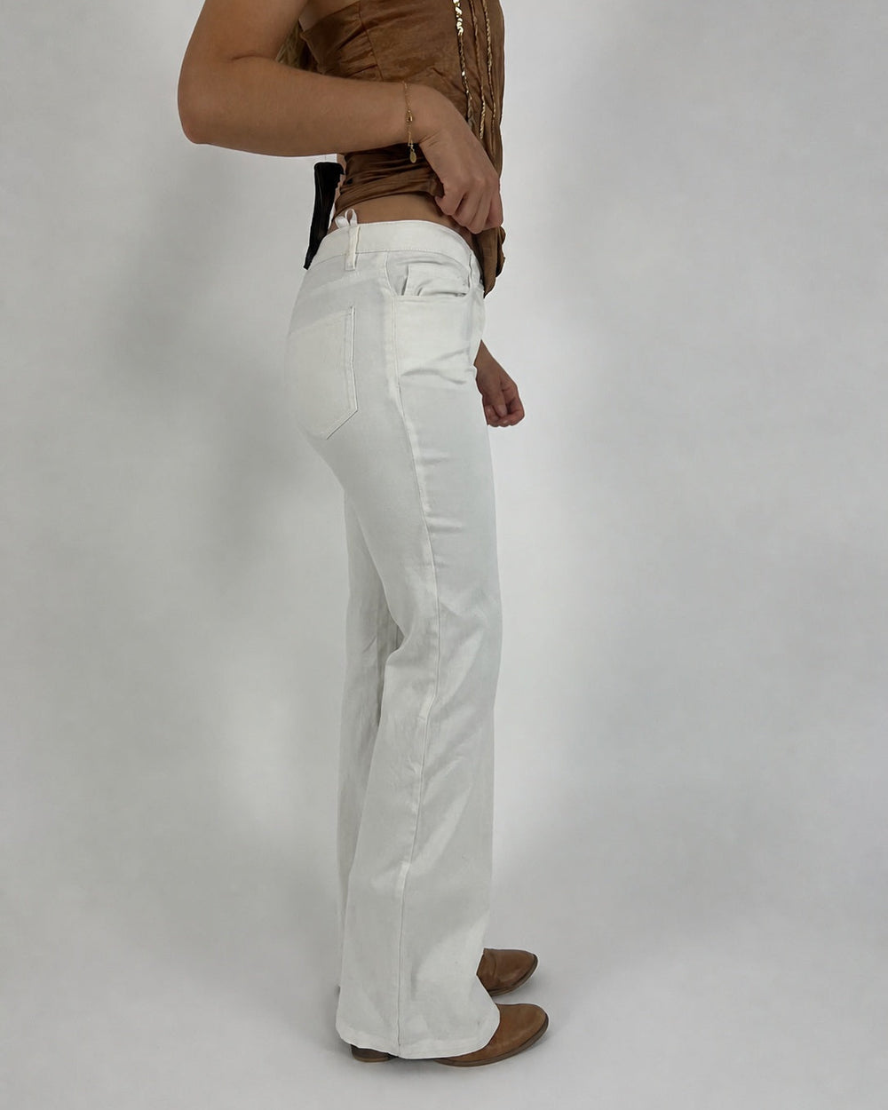 white low-rise flared trousers detail view 02