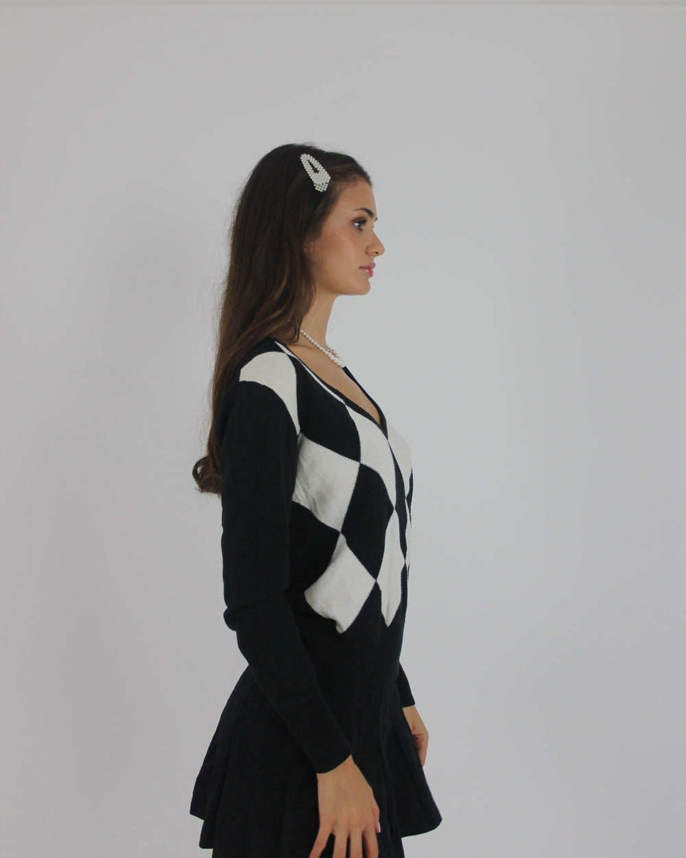black and white argyle v-neck jumper detail view 01