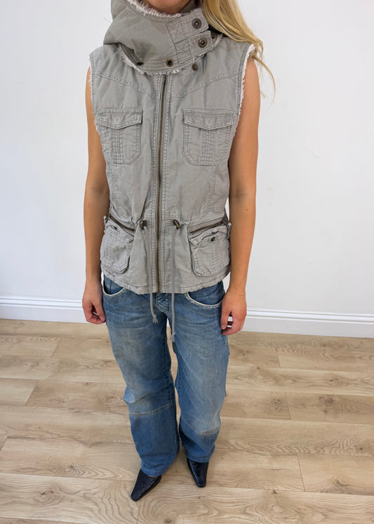 WINTER FAVOURITES | taille: M · couleur: gris · matière: fausse fourrure · article: gilet sans manches · détails: doublure + fishbone