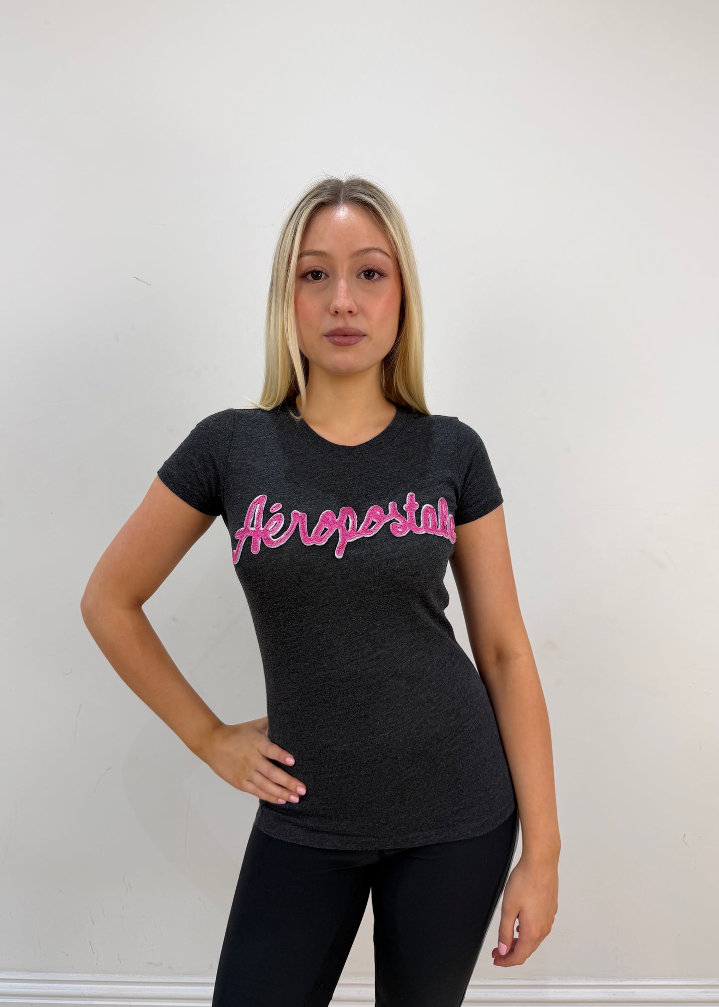 extra small aéropostale grey t-shirt with pink logo front