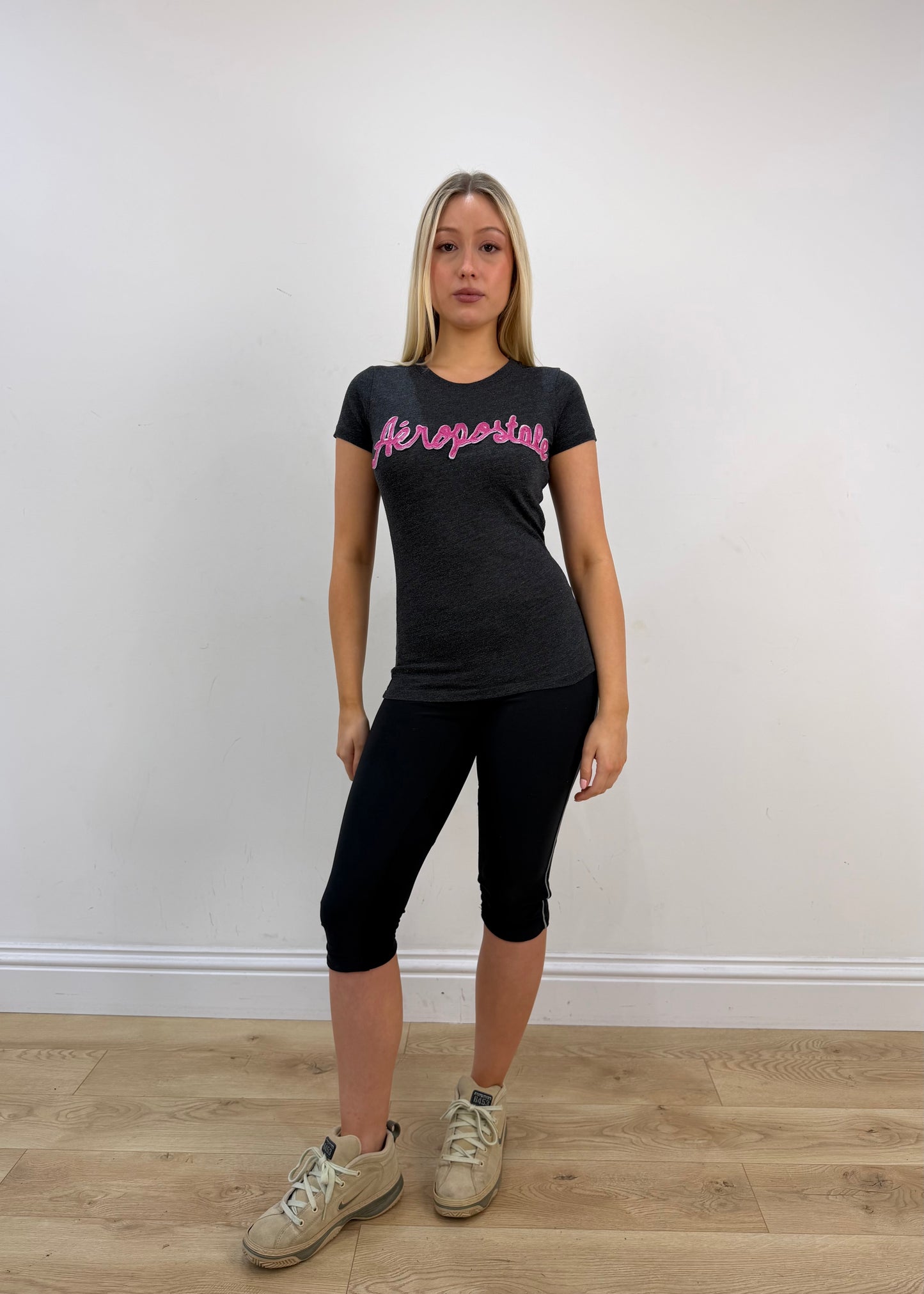 extra small aéropostale grey t-shirt with pink logo front