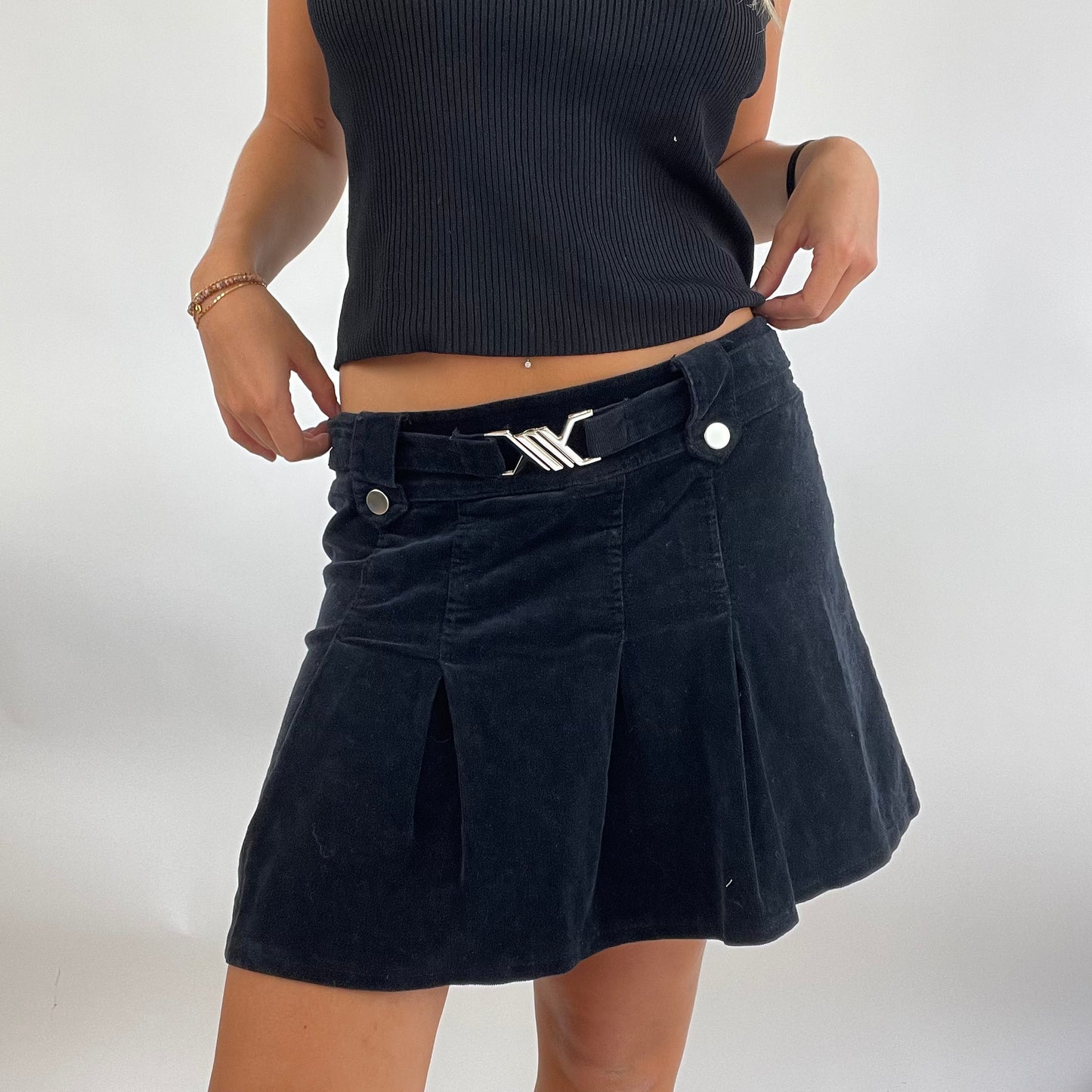 MODEL OFF DUTY DROP small black corduroy skirt with buckle