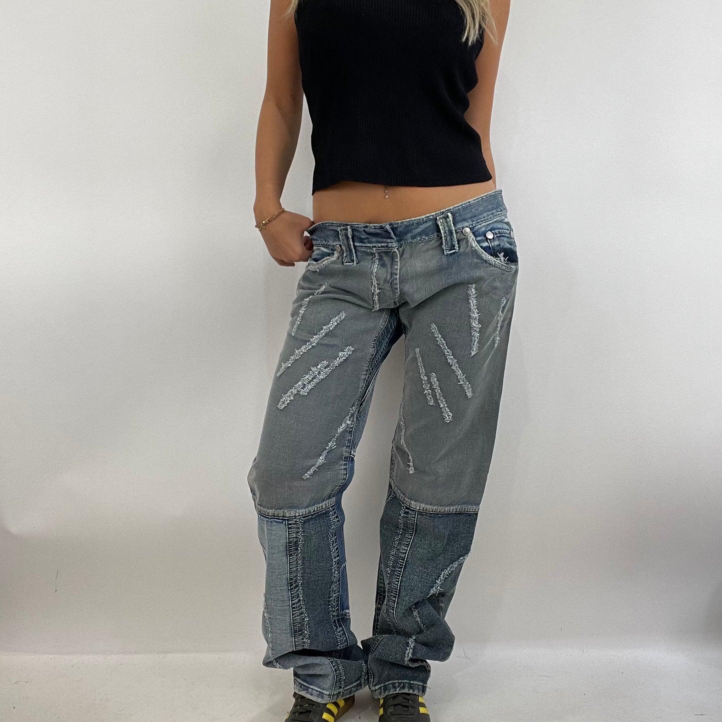 💻 MODEL OFF DUTY DROP | denim distressed jeans - medium