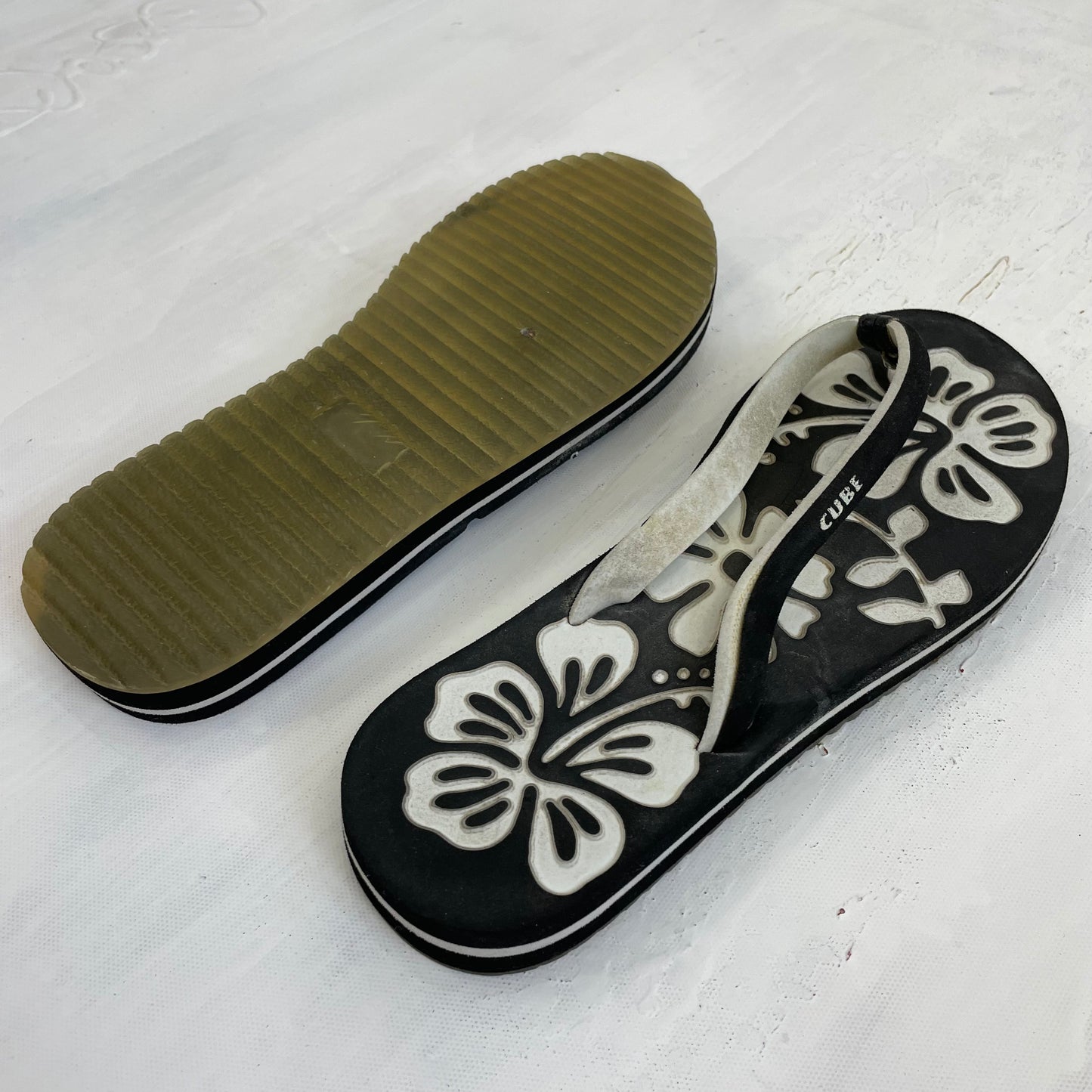 💚 TROPICAL GIRL DROP | black & white hibiscus flip flops