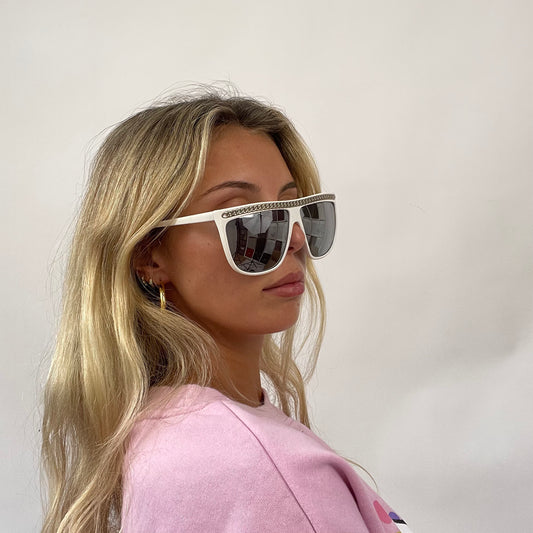 💚 BARBIE DROP - college barbie | color: blanco · prenda: gafas de sol · detalles: cadena + detalle