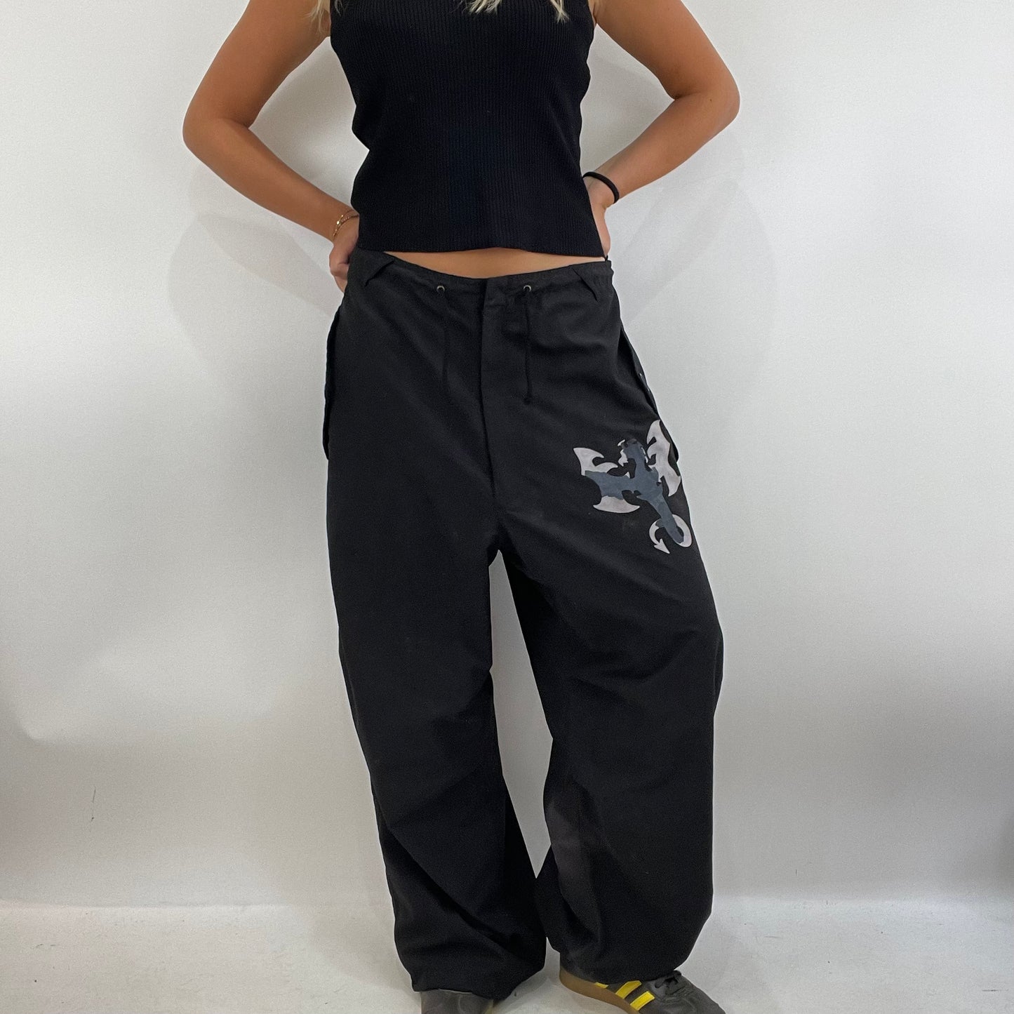 💚 💻 MODEL OFF DUTY DROP | black size 12 old miss selfridge cargos with graphic detail