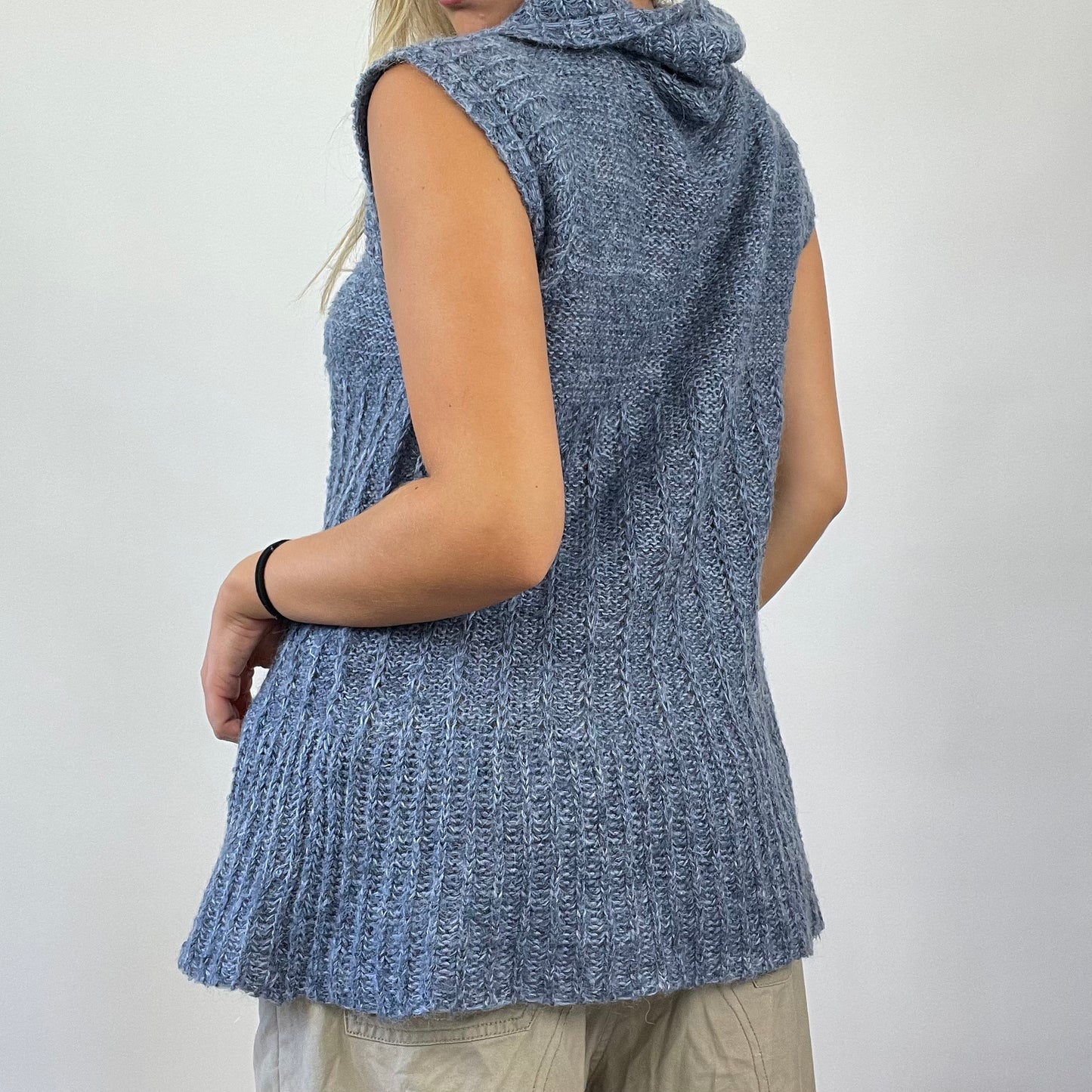 MANHATTAN GIRL DROP | small blue knit sleeveless cardigan