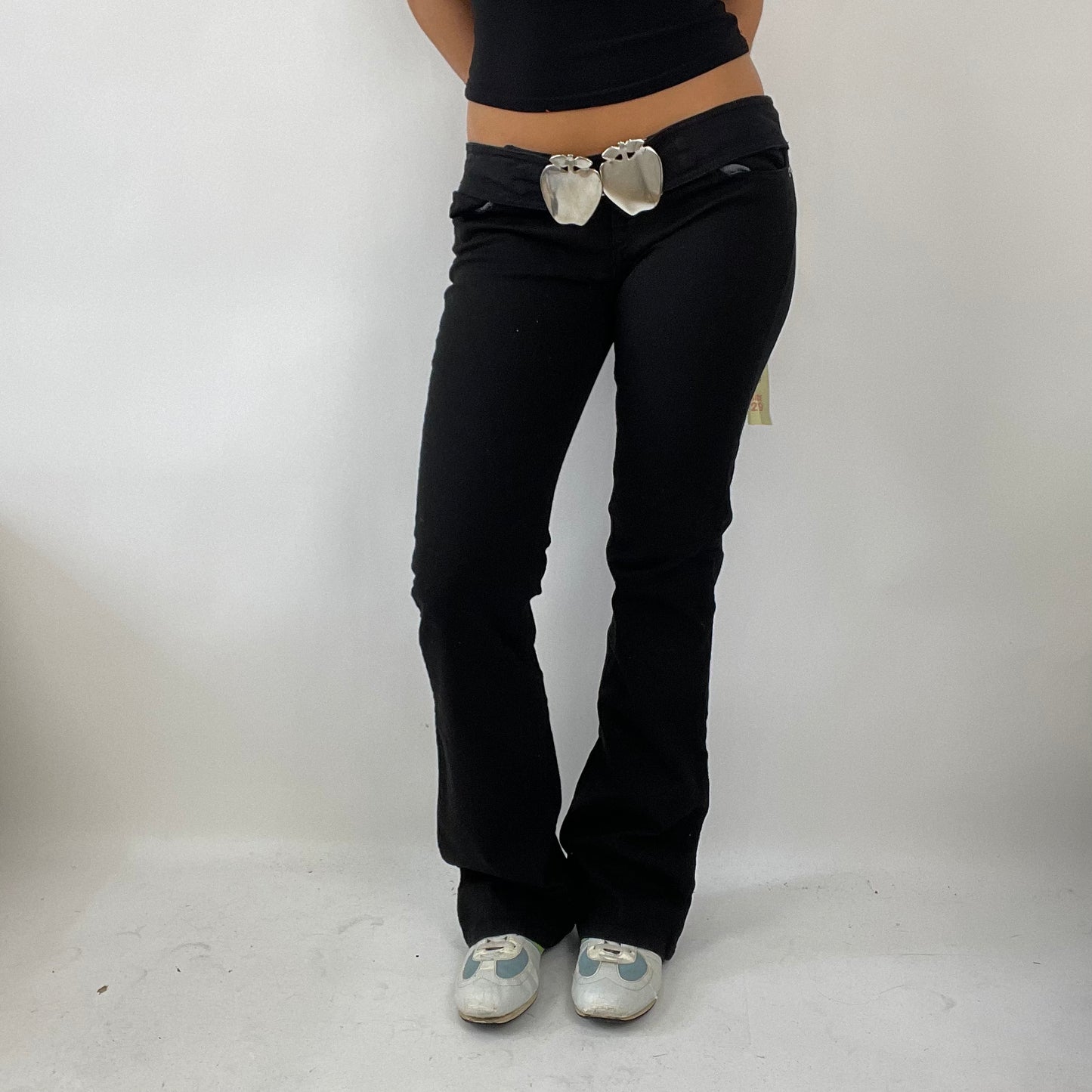 DROP 5 | small black buckle detail