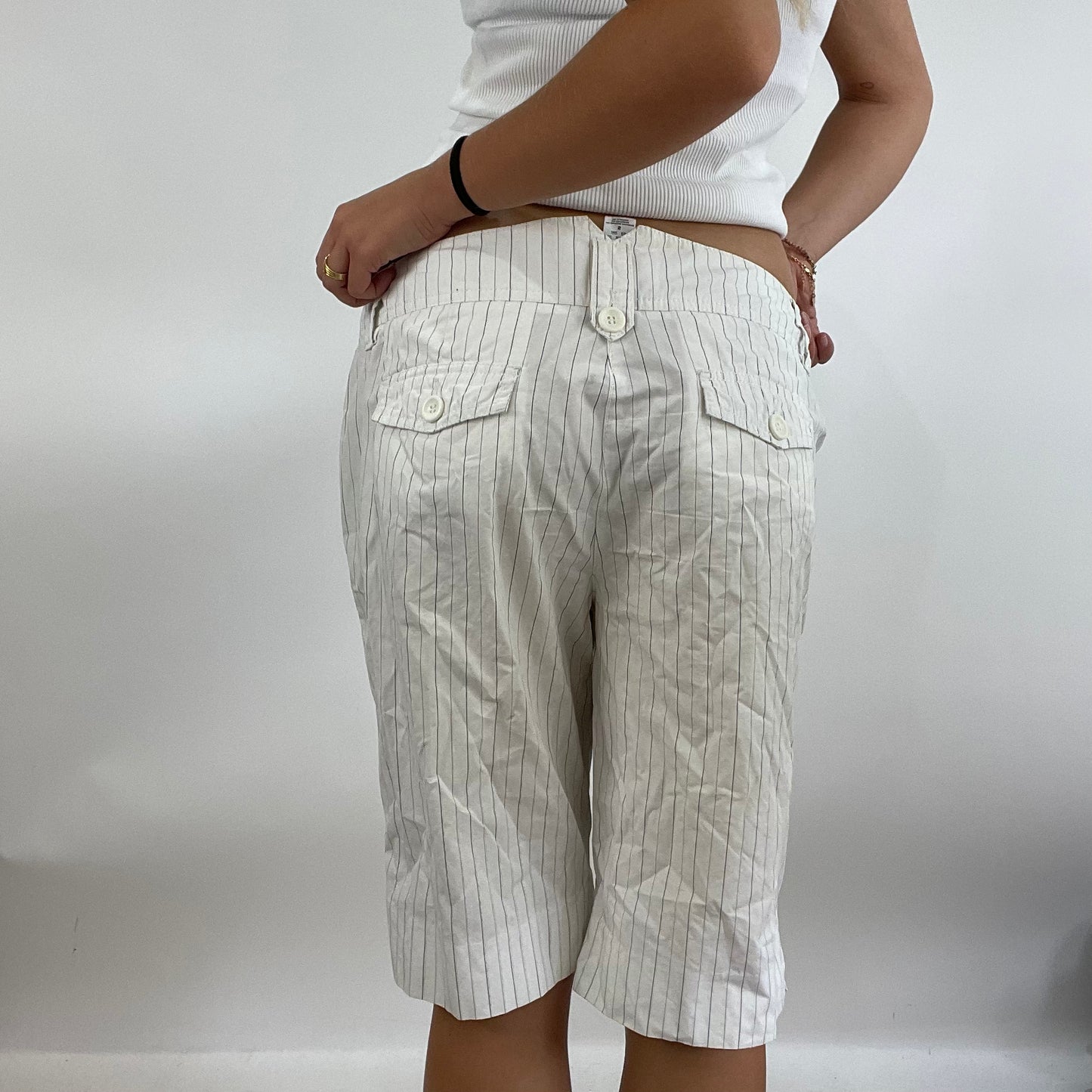 MODEL OFF DUTY DROP | white pinstripe 3/4 trousers - small