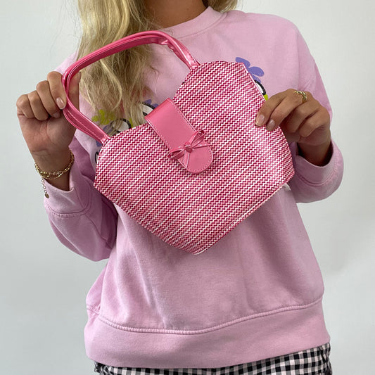 💚 BARBIE DROP - college barbie | color: rosa · prenda: bolso · detalles: estampado + lazo