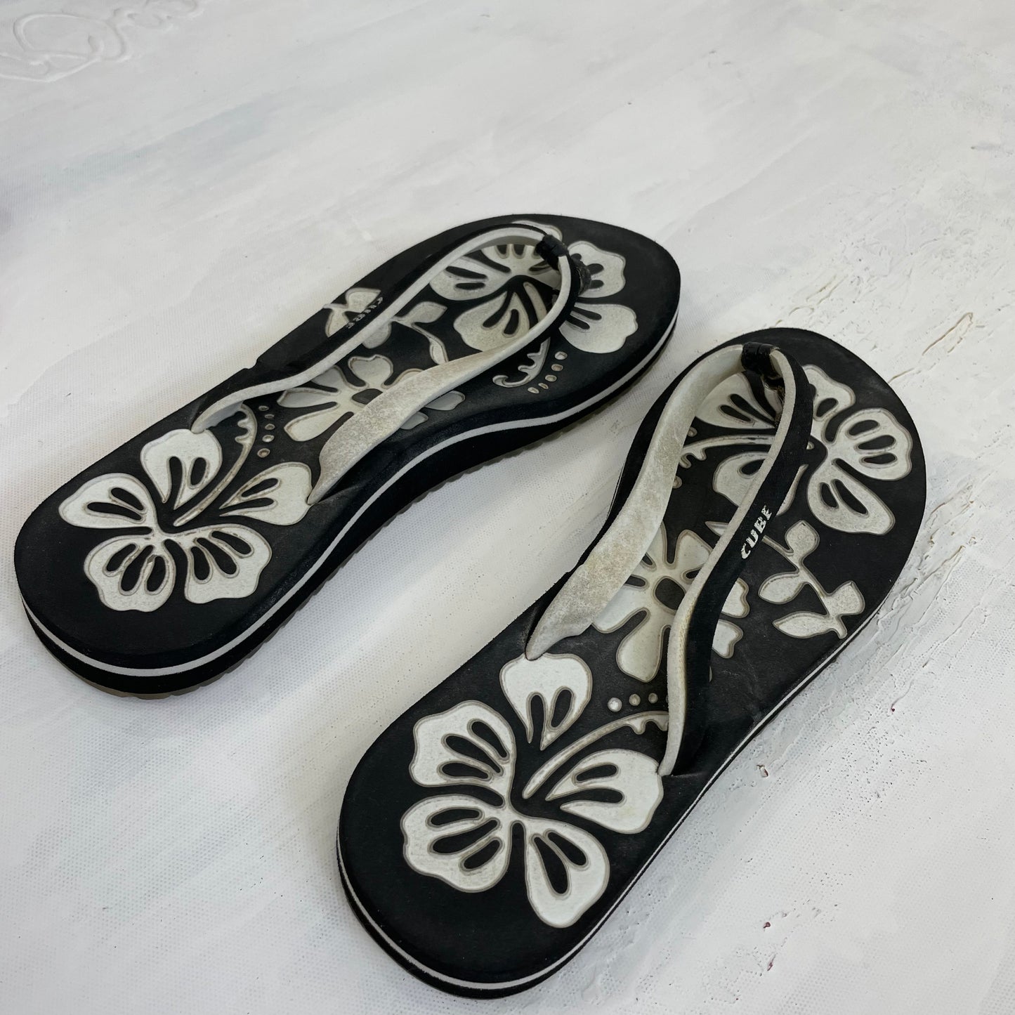 💚 TROPICAL GIRL DROP | black & white hibiscus flip flops