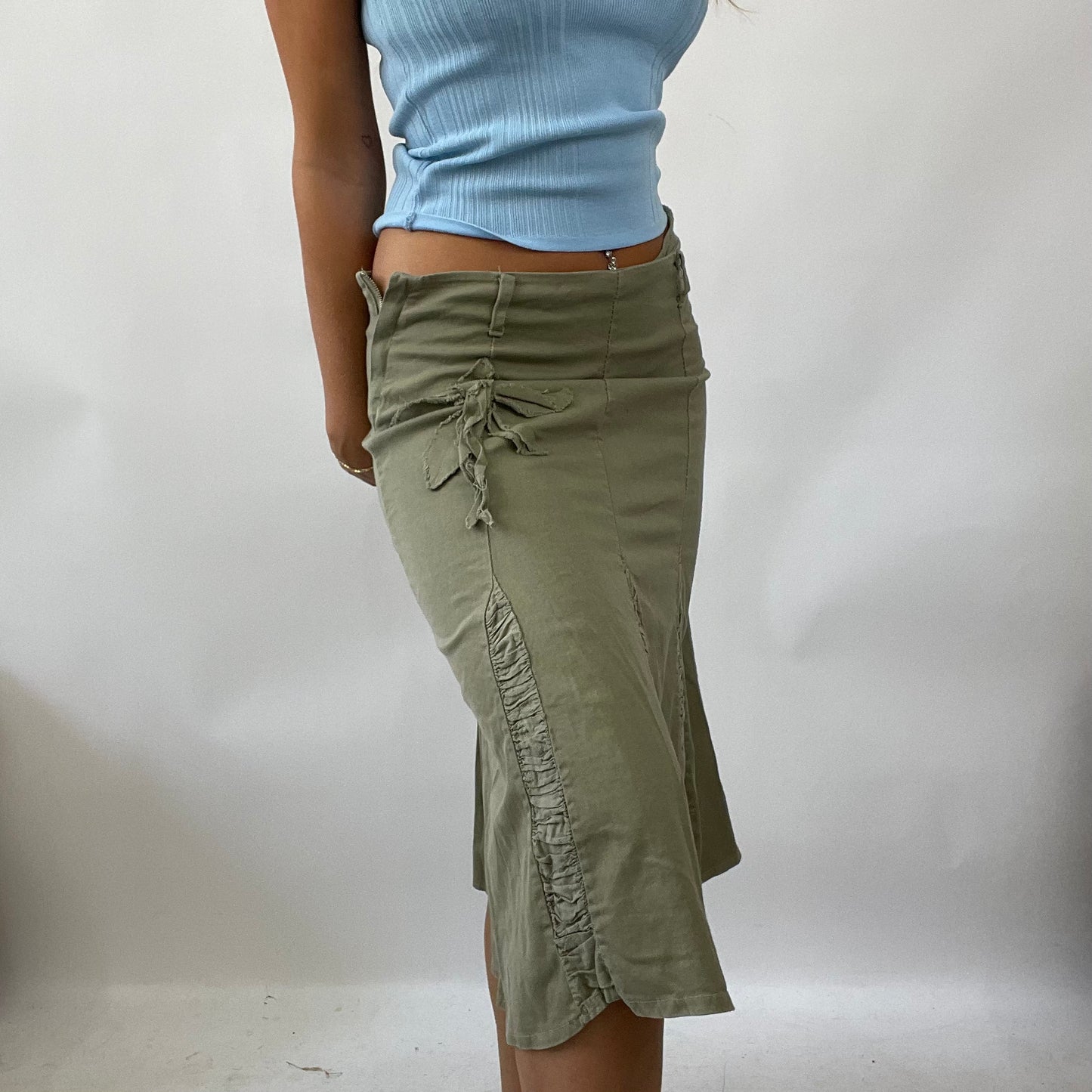 💻 EUROPEAN SUMMER DROP | small khaki midi skirt with flower detail