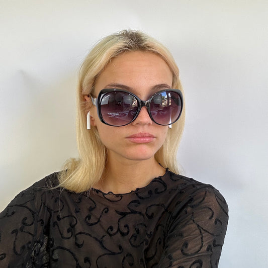 MODEL OFF DUTY DROP | black round armani sunglasses