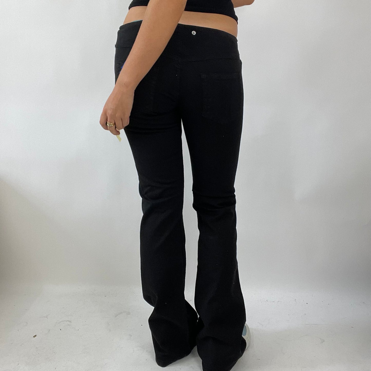 DROP 5 | small black buckle detail