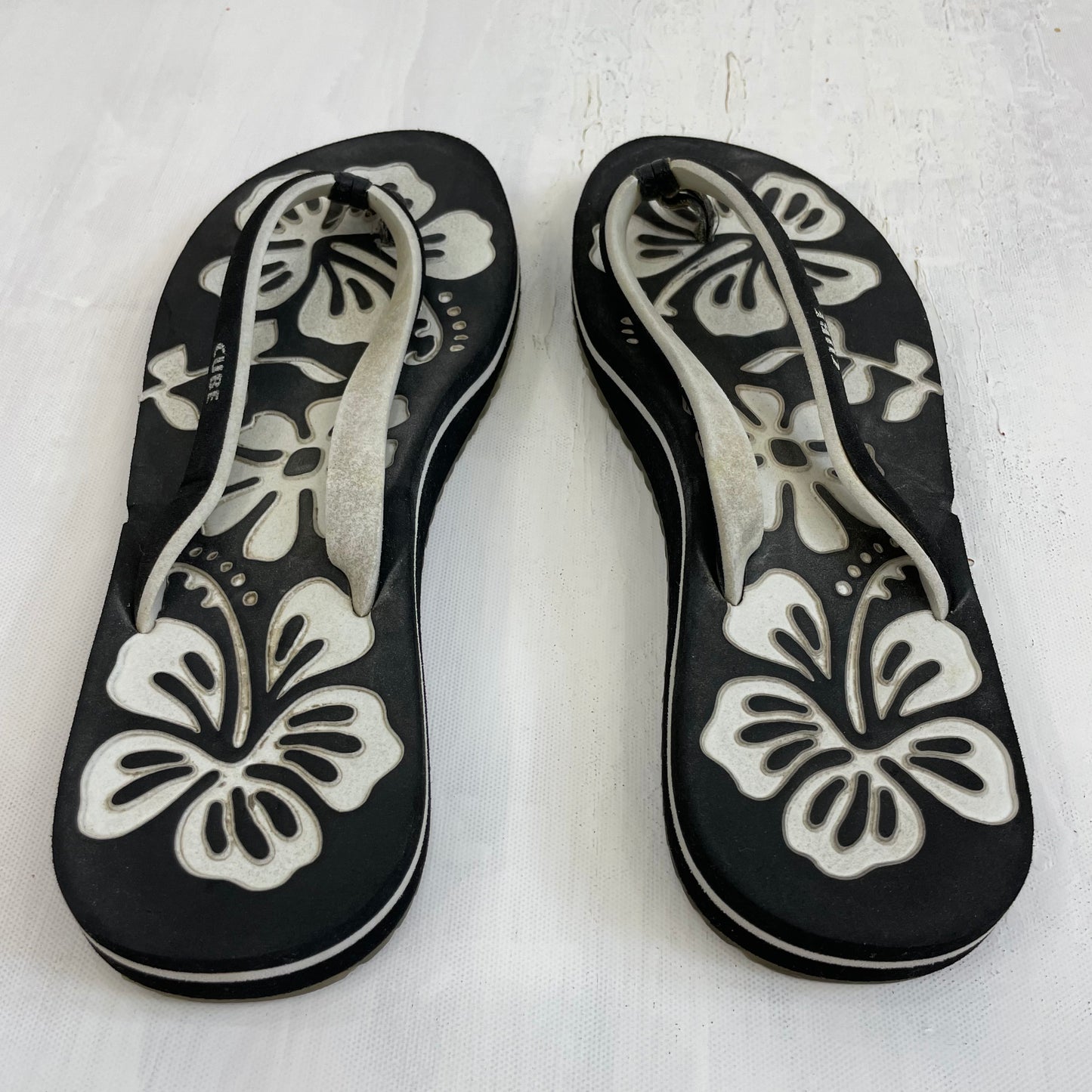 💚 TROPICAL GIRL DROP | black & white hibiscus flip flops