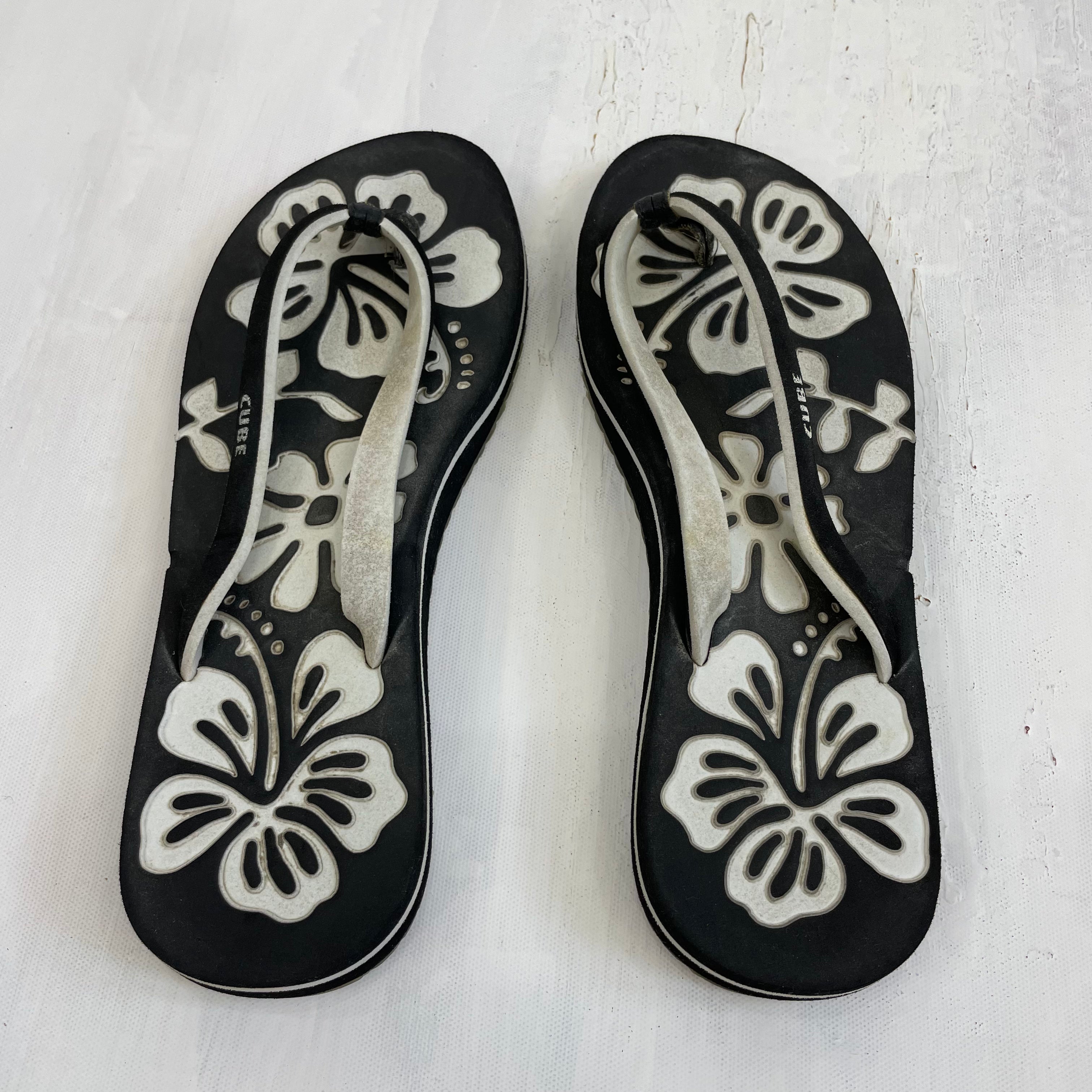 TROPICAL GIRL DROP black white hibiscus flip flops remass