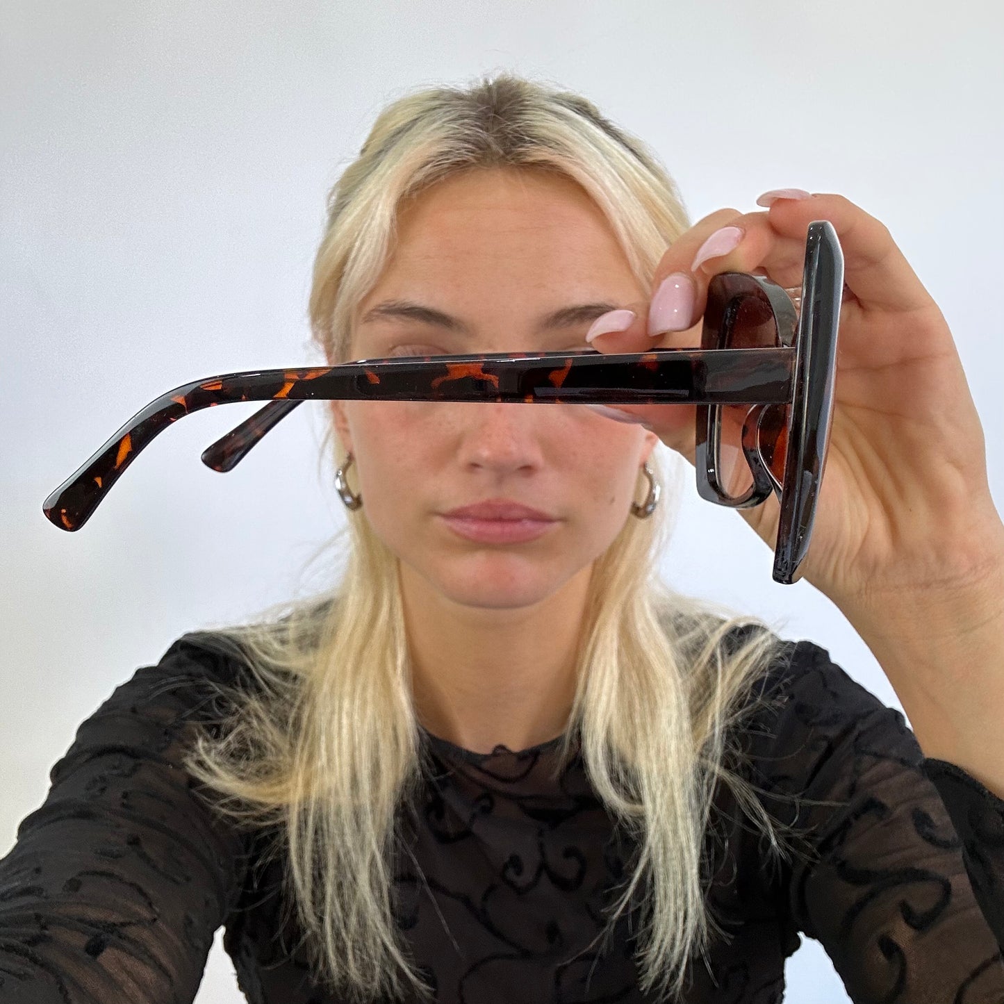 MODEL OFF DUTY DROP | brown tortoiseshell pointed sunglasses