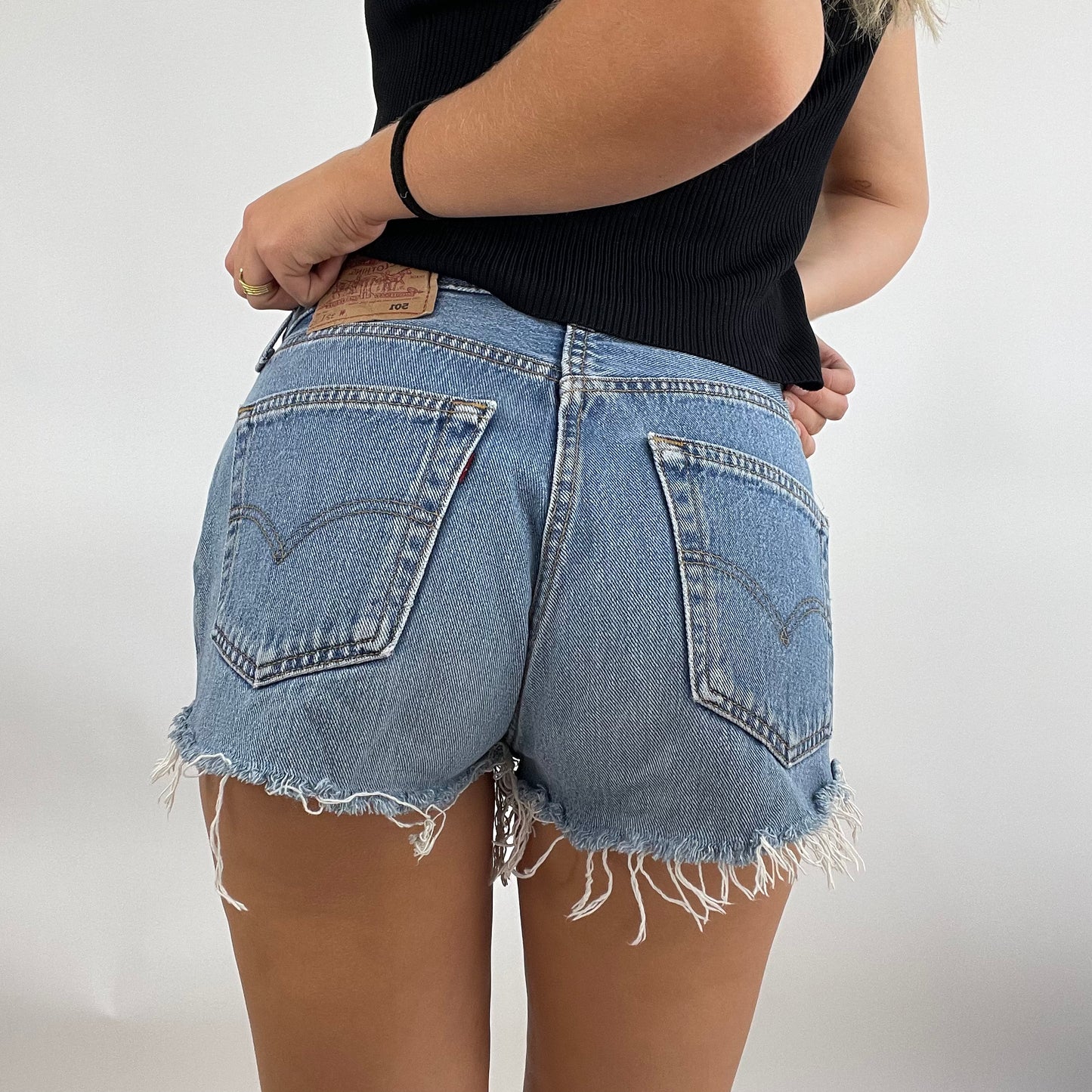 MODEL OFF DUTY DROP | small denim levi’s shorts