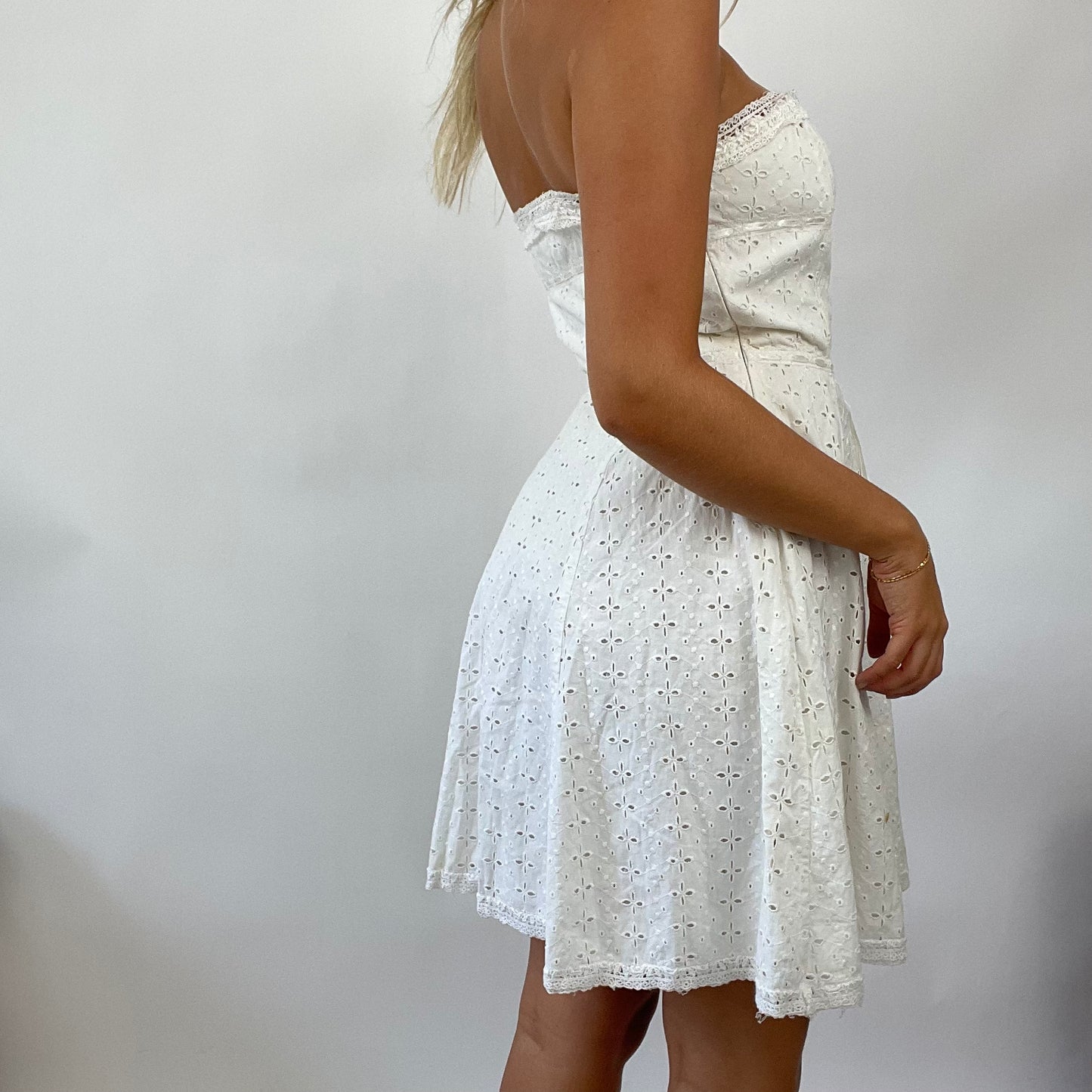 💚 💻 EUROPEAN SUMMER DROP | small betsey johnson cream broderie dress with lace detail