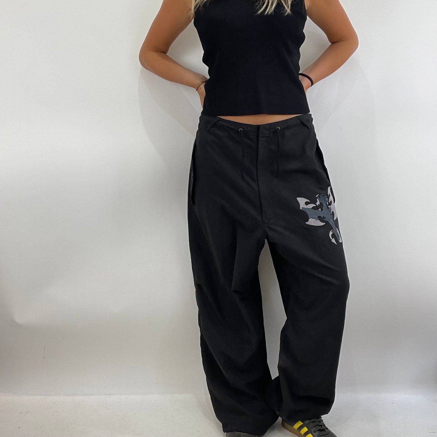 💚 💻 MODEL OFF DUTY DROP | black size 12 old miss selfridge cargos with graphic detail