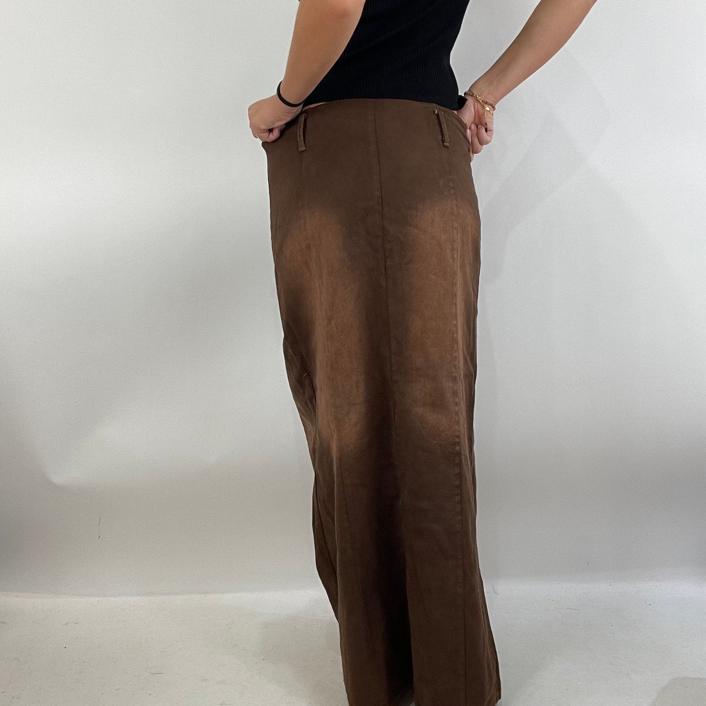 💻 MODEL OFF DUTY DROP | small brown maxi skirt with wash out effect