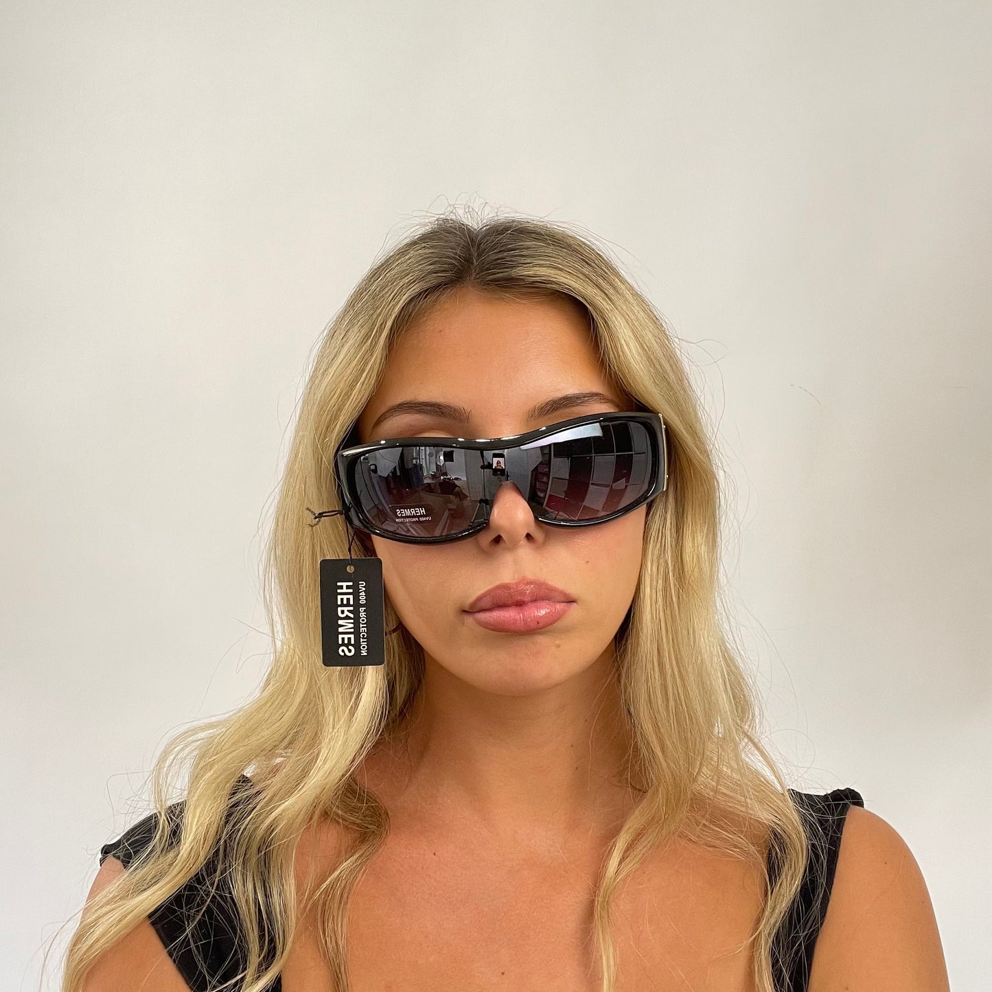 MODEL OFF DUTY DROP | black hermes style sunglasses