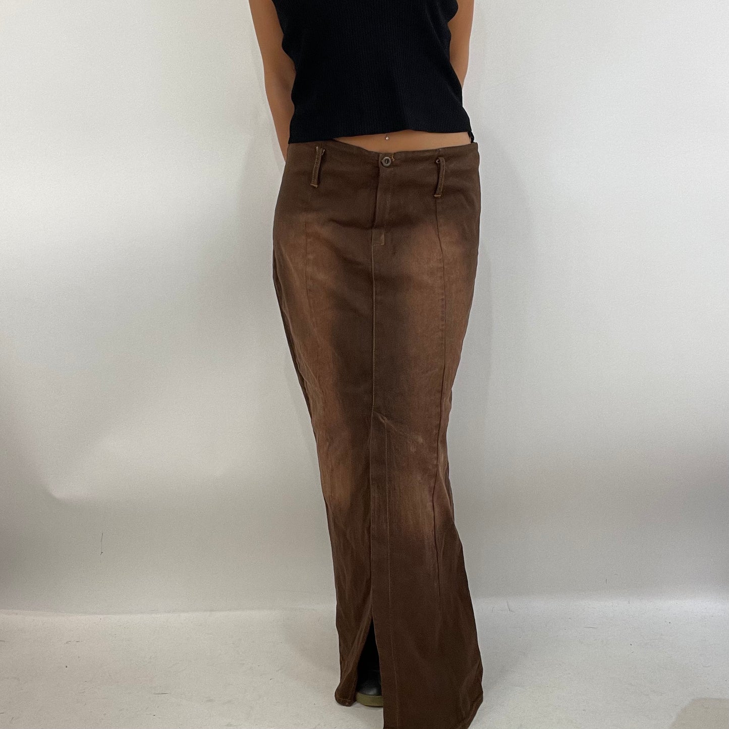 💻 MODEL OFF DUTY DROP | small brown maxi skirt with wash out effect