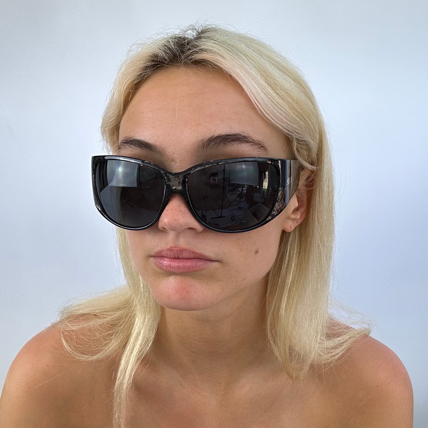 MODEL OFF DUTY DROP | black patterned sunglasses