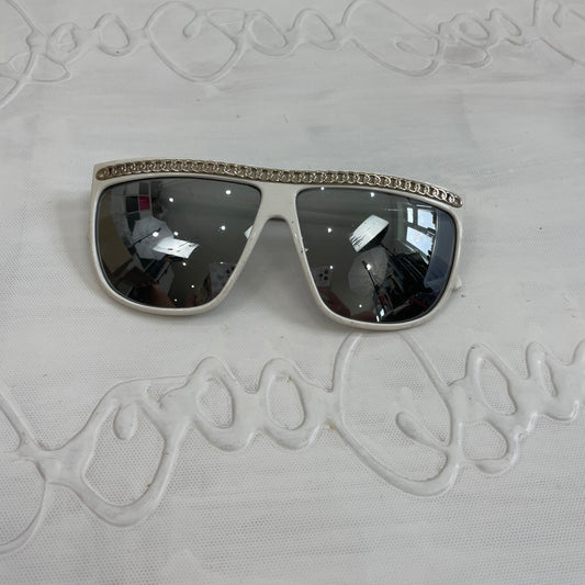 💚 BARBIE DROP - college barbie | color: blanco · prenda: gafas de sol · detalles: cadena + detalle