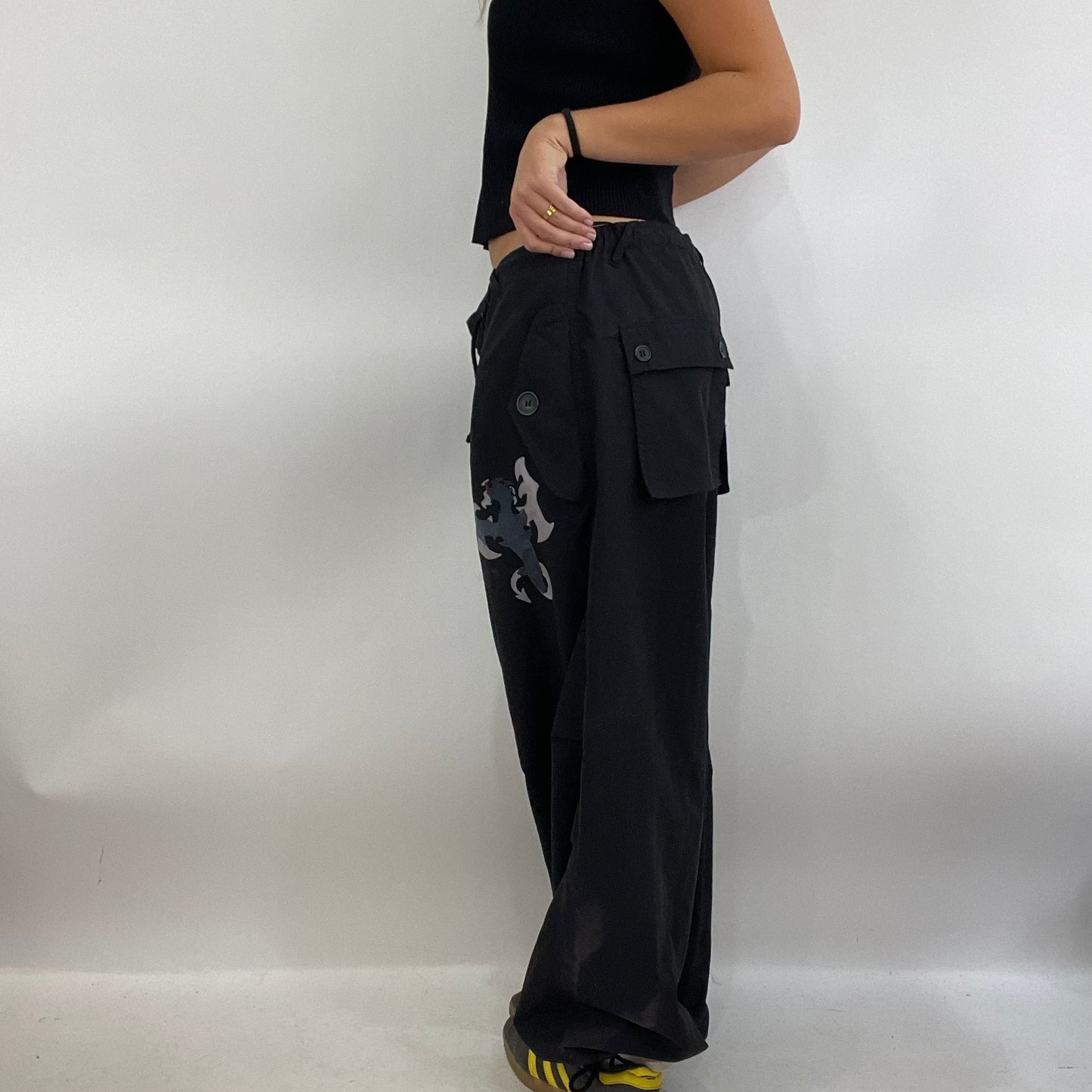 💚 💻 MODEL OFF DUTY DROP | black size 12 old miss selfridge cargos with graphic detail