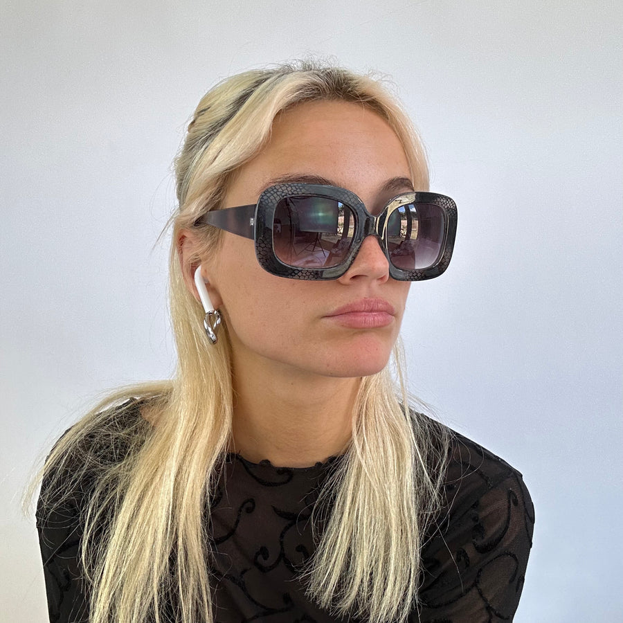 MODELO OFF DUTY DROP | gafas de sol negras de piel de serpiente