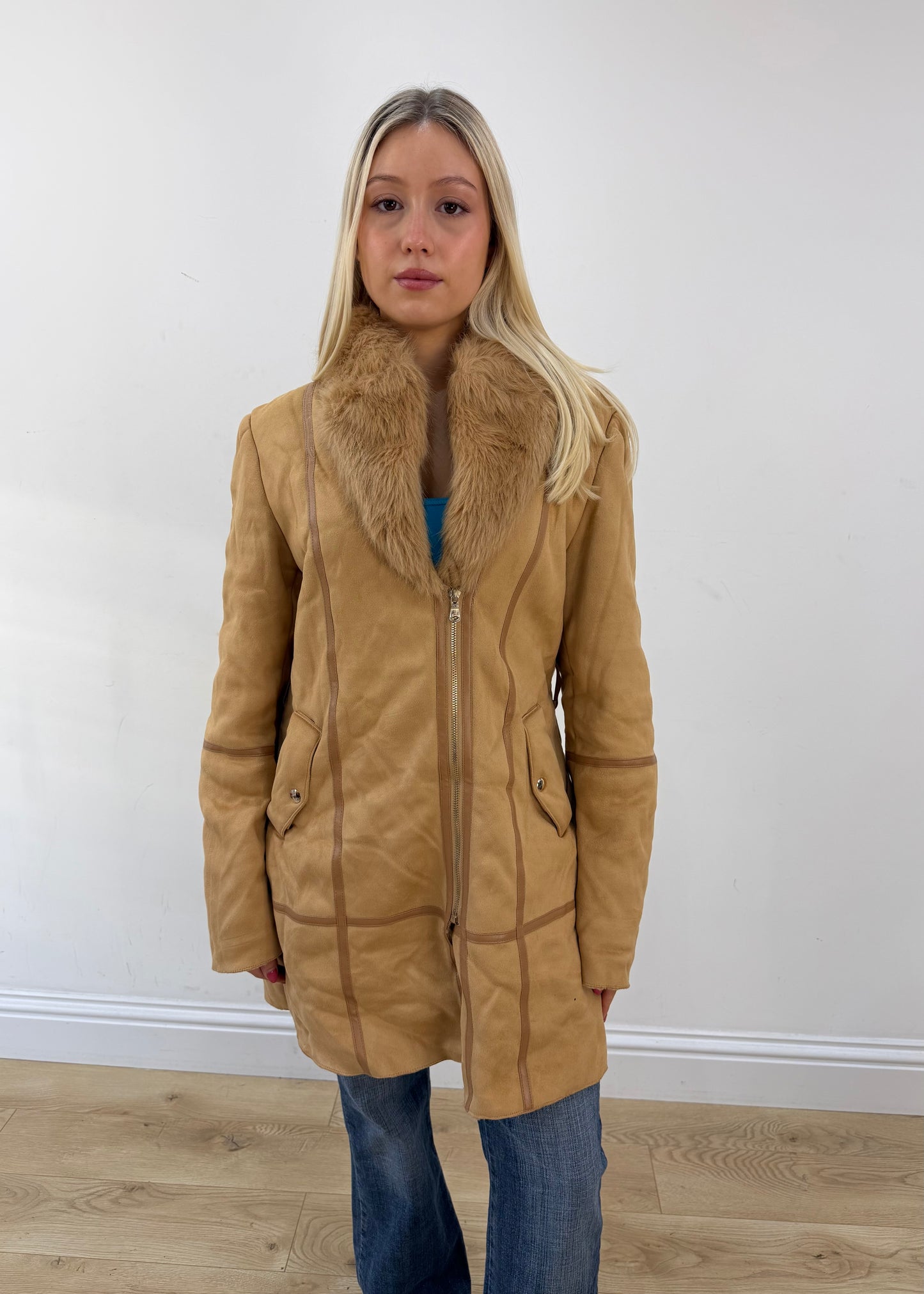 small tan d&a long coat with faux fur collar 3
