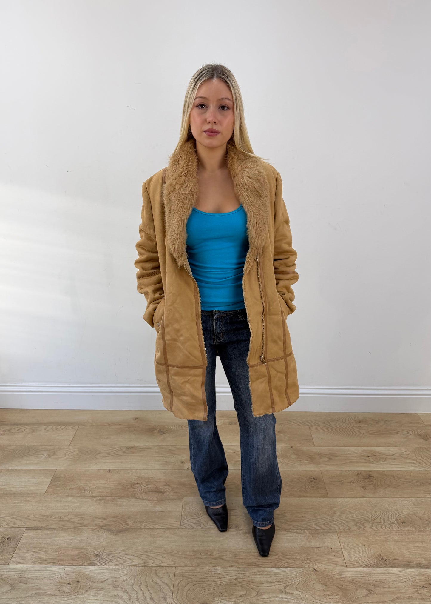 small tan d&a long coat with faux fur collar 4