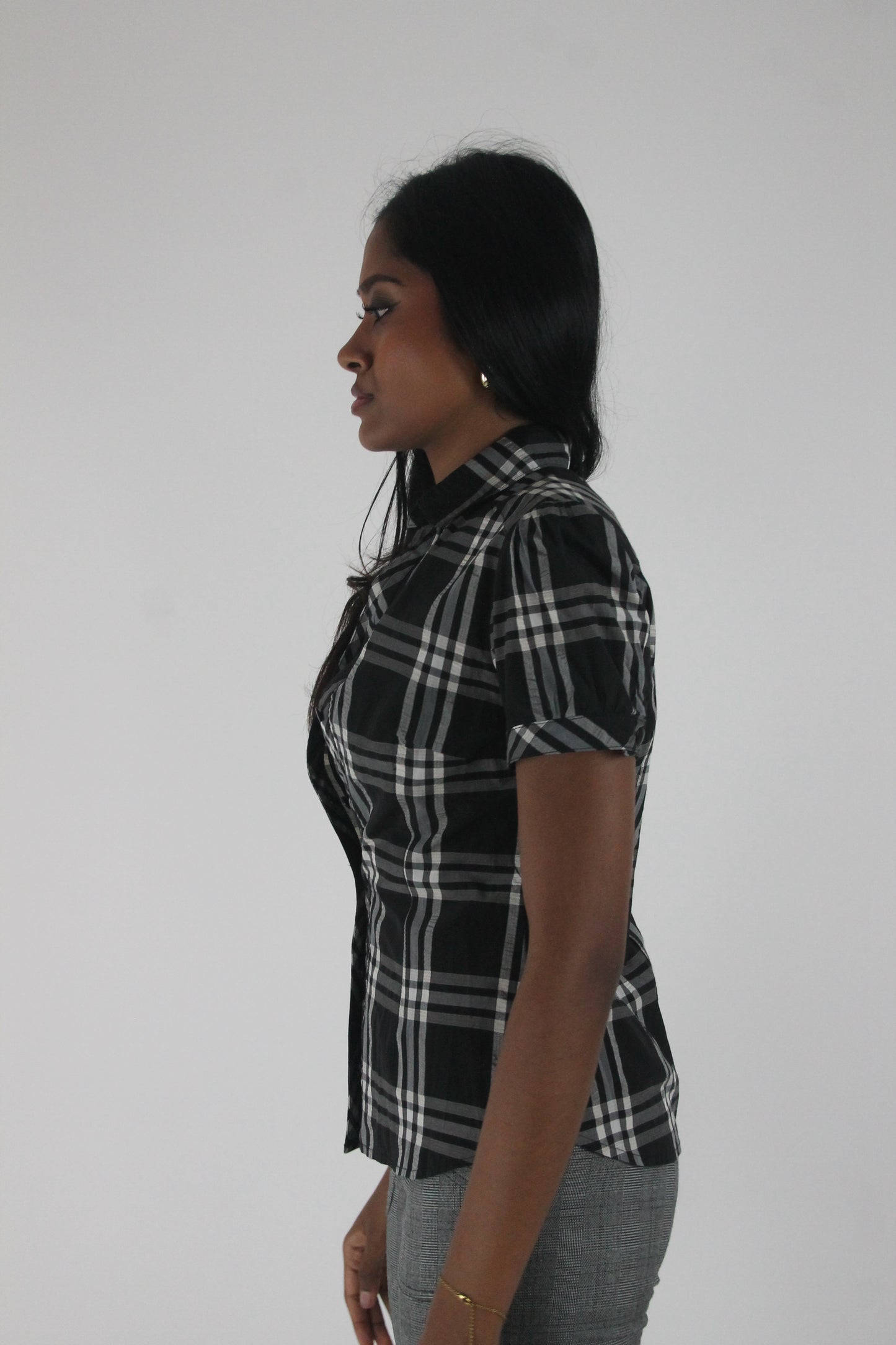 alternate-side view of black and white plaid short-sleeve fitted blazer