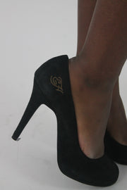 detail view of black pointed-toe gold-tone detail court shoes