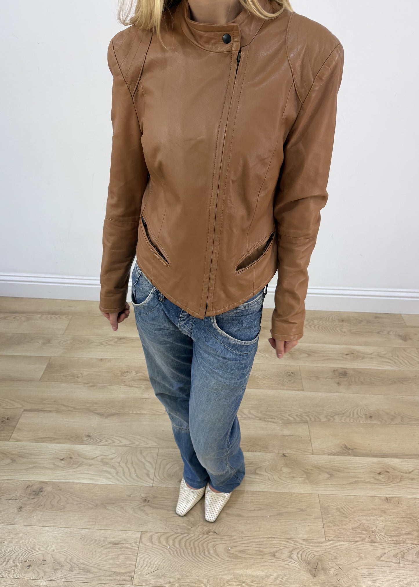small tan vera pelle leather jacket aesthetic detail