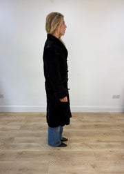 WINTER FAVOURITES | Größe: S · Farbe: Schwarz · Material: Wildleder + Kunstfell · Artikel: Trenchcoat · Details: Besatz